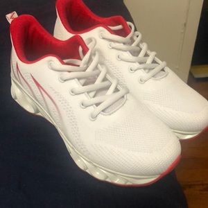 Men’s sneakers size 7.5 (white/red)